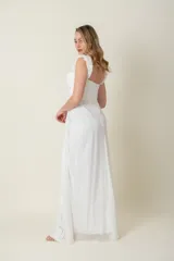 Vestido largo de gasa de seda natural color blanco, con breteles y frente con apliques de flores y bordados.