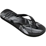 Ojotas Havaianas negras con estampado de hojas en blanco y gris.