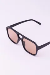 Lentes de sol con armazón de policarbonato negro y cristales tintados en tono ámbar, con diseño de estilo retro y protección UV400.