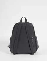 Mochila mediana de tela color negro, con compartimento principal con cierre, bolsillo frontal con cierre y bolsillos laterales abiertos.