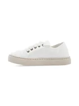 Zapatilla de lona blanca con suela de goma en tono beige. Presenta un diseño minimalista con cordones al tono y detalle de etiqueta pequeña en el lateral.