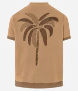 Remera de manga corta color marrón claro, confeccionada en algodón, poliéster, viscosa, elastano y poliamida. Presenta cuello redondo, corte regular y estampa frontal con palmeras y texto "Savane Tropicale".