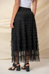 Pollera midi de tul negro con volados horizontales y cintura elastizada.