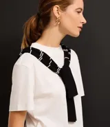 Blusa de manga corta confeccionada en algodón pima, con cuello redondo y diseño liso. Presenta un corte clásico con el bajo ligeramente más largo en la parte posterior.
