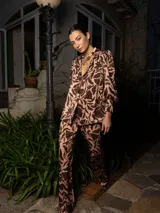 Blazer de edición limitada con estampado tie-dye en tonos azules y blancos, hombros sutilmente marcados y manga larga con puño ancho.