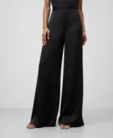 Pantalón negro de tiro alto, pierna muy ancha y caída fluida, confeccionado en tejido satinado de poliéster reciclado.