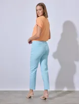 Pantalón de vestir verde esmeralda, de corte recto, con bolsillos laterales y traseros.