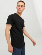 Camiseta negra de manga corta y cuello redondo, corte recto y bajo redondeado.
