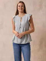 Blusa calada color celeste, marca Madden Girl. Cuello a la base, escote en V y lazo de ajuste. Sisa con volado.