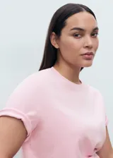 Camiseta de manga corta y cuello redondo, de corte recto y tejido de algodón de gramaje medio, en color rosado.