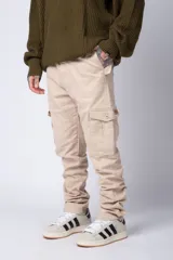 Pantalón cargo color beige, con bolsillos laterales tipo cargo con solapa y cierre de botón, corte recto y ajuste cómodo.
