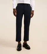 Pantalón slim cropped de sastrería color azul marino, con cintura con trabillas, bolsillos delanteros y traseros.