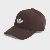 Gorro tipo gorra Adidas modelo Adicolor Classic Trefoil Baseball, color marrón, con visera curvada y el logotipo del trébol bordado en la parte frontal en tono beige.