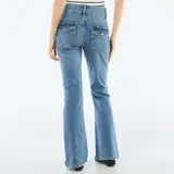 Jean de corte bootcut con tiro bajo, color azul medio con efecto lavado. Presenta cierre de doble botón y bolsillos clásicos.