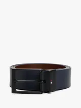 Cinturón reversible de cuero con hebilla metálica negra y detalle de logo de la marca. Diseño versátil con acabado liso.