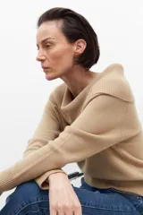 Sweater beige de tejido de punto, con escote bardot y mangas largas.