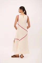 Vestido largo de lino marrón con cuello semi-bote, sin mangas y aberturas laterales en el bajo. Cuenta con detalles de líneas en color amarillo a contratono que recorren la prenda de forma diagonal.