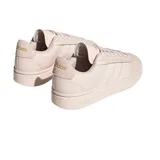 Championes adidas Grand Court Alpha de diseño clásico y minimalista en color rosado. Presentan las icónicas tres tiras laterales en relieve, suela de goma al tono y logo de la marca en la lengüeta y el talón.