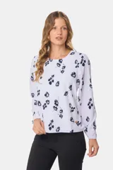 Blusa blanca con estampado de lunares negros, de manga larga y cuello redondo con abertura en la espalda.