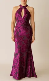 Vestido largo de terciopelo color violeta con estampado de flores, cuello halter con abertura en el pecho y corte sirena.