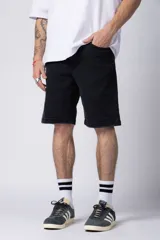 Bermuda de jean color negro con corte regular y ruedo deshilachado, confeccionada en denim resistente.