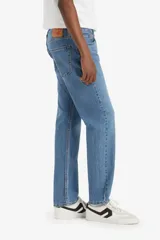 Jean de denim celeste, corte regular taper, tiro corto, con cierre de cremallera y cinco bolsillos.