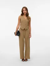 Pantalón wide leg de tiro medio color tostado, con pinzas delanteras y bolsillos laterales.