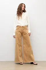 Jean wide leg de tiro alto y corte amplio, color camel, confeccionado en denim con efecto desgastado.