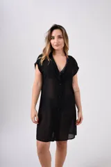 Camisa corta color celeste con botones frontales y cuello en V.