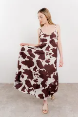 Maxi vestido de breteles finos con estampado animal print estilo vaca en tonos tierra.