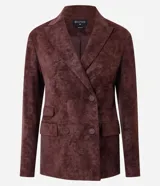 Blazer estructurado de corte sastre confeccionado en tejido sintético tipo gamuza (suede), con diseño de abotonado cruzado, solapas clásicas, bolsillos con tapa y mangas largas con botones en los puños.
