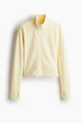 Campera deportiva de corte ajustado, confeccionada en tejido funcional con tecnología SoftMove y DryMove. Presenta cuello elevado, cierre frontal completo con protección para el mentón y mangas largas con abertura para el pulgar.