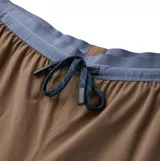 Short de baño Roark modelo Alta de 5 pulgadas, color marrón con cintura elástica en tono azul y cordón de ajuste.