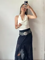 Body blanco con escote drapeado tipo halter y tirantes finos.