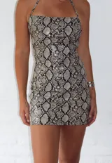 Vestido corto con estampado de piel de serpiente, corte ajustado y breteles finos.
