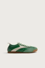 Zapatilla deportiva de estilo retro en color verde, confeccionada en una combinación de piezas de cuero y gamuza, con detalles a contraste en tono tostado y suela de goma dentada.