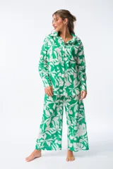 Camisa amplia de algodón color verde con estampado de hojas blancas, corte amplio, terminaciones cuidadas, botones ocultos y tejido ligero.
