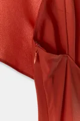 Vestido largo de georgette color rojo, con escote en pico, tirantes finos y detalle de capa fluida integrada en la parte superior.