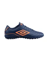 Championes de fútbol Umbro modelo Classico III TF, color azul marino con detalles en naranja. Diseñados con suela multitaco para césped sintético.