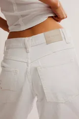 Short de denim blanco de tiro medio, corte bermuda relajada con diseño clásico de cinco bolsillos y cierre frontal.