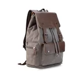 Mochila Lincoln's de tela canvas azul con detalles en cuero sintético marrón. Cuenta con cierre superior tipo marinero con cordón, solapa con broches magnéticos y correas ajustables. Incluye bolsillos laterales con cierre y compartimento interno para laptop.