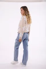 Sweater azul con estampado de margaritas blancas.