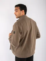 Campera celeste con cierre frontal, cuello alto y bolsillos laterales.