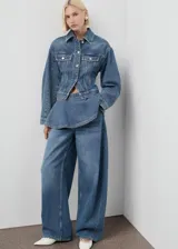 Pantalón de jean estilo balloon, de tiro medio y corte holgado, con diseño de cinco bolsillos, cierre de botón y cremallera.
