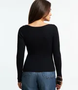 Blusa de punto de manga larga con cuello bote y textura acanalada vertical. Presenta un diseño ajustado al cuerpo, confeccionada en una mezcla de viscosa y poliamida.