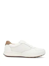 Championes casuales Hush Puppies modelo Spinal Mesh, color blanco con detalles en marrón claro en la parte trasera. Confeccionados en cuero con inserciones de tejido de malla transpirable, cordones tono sobre tono y suela de EVA con base de goma.