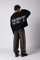 Buzo oversize de corte boxy, confeccionado en algodón rústico de alto gramaje en color beige. Presenta cuello redondo con borde crudo, mangas largas y una estampa frontal con el texto VCP delimitado por líneas horizontales blancas.