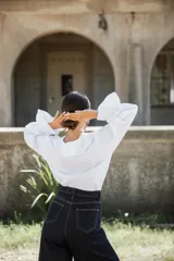 Camisa de lino blanca con volados en el cuello y en los puños, de corte holgado y mangas largas abullonadas.