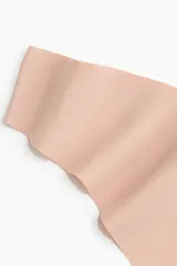 Pack de tres bombachas colaless de microfibra color beige, de tiro bajo con cintura en V y refuerzo interior. Los ribetes están cortados con láser para un efecto invisible bajo la ropa.