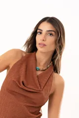 Top sin mangas color marrón con cuello volcado, confeccionado en tela de punto con textura sutil.